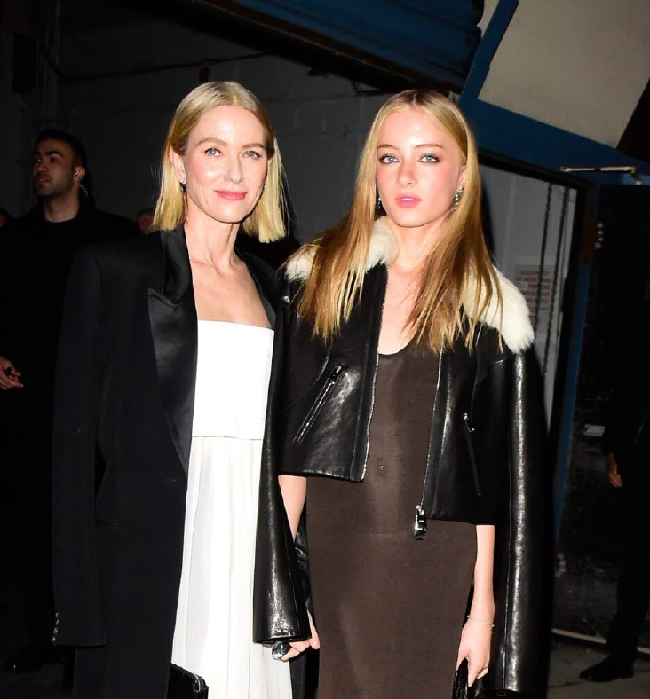 15-летний ребенок Наоми Уоттс вышел в свет как девушка: Сэмюэль Кай уже давно не считает себя парнем