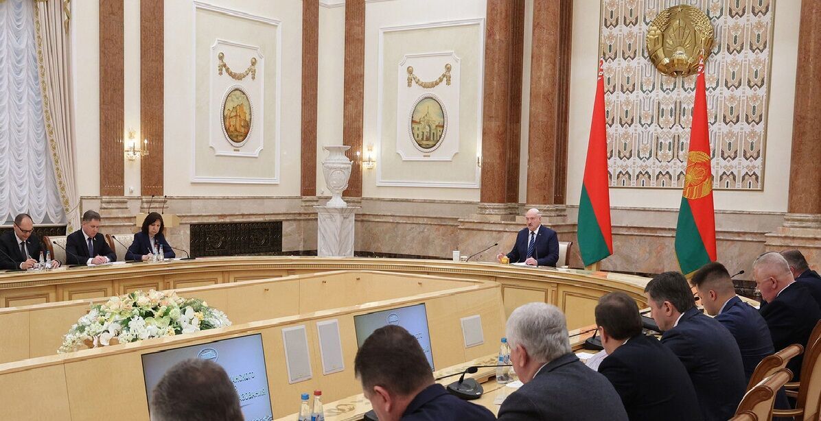 Совещание с Лукашенко за большим столом