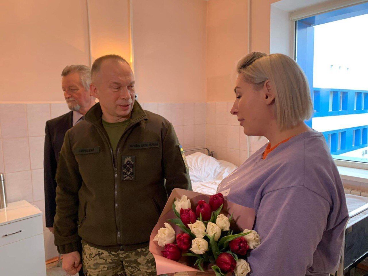 Головнокомандувач ЗСУ Сирський відвідав пораненого кореспондента  Дмитра Євчина (фото)