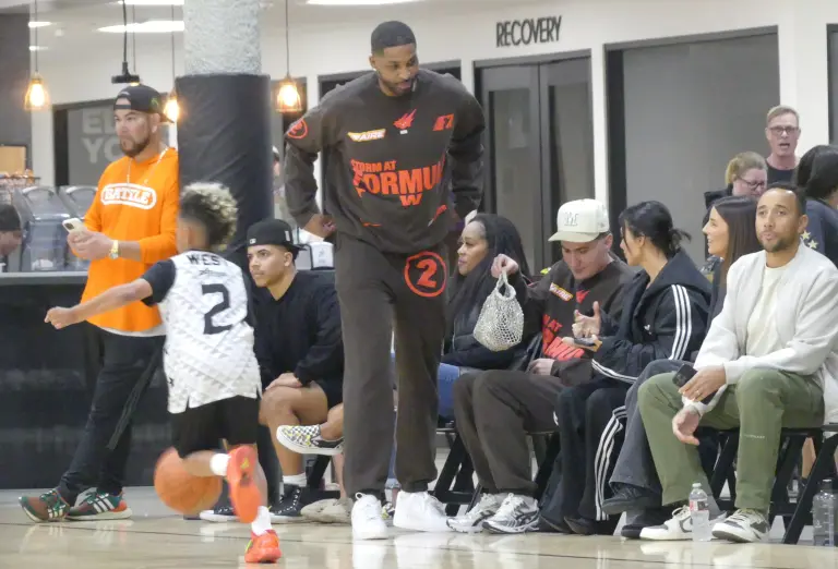 Ким Кардашьян посетила баскетбольную игру своего сына вместе с бывшим своей сестрой, который ей изменял