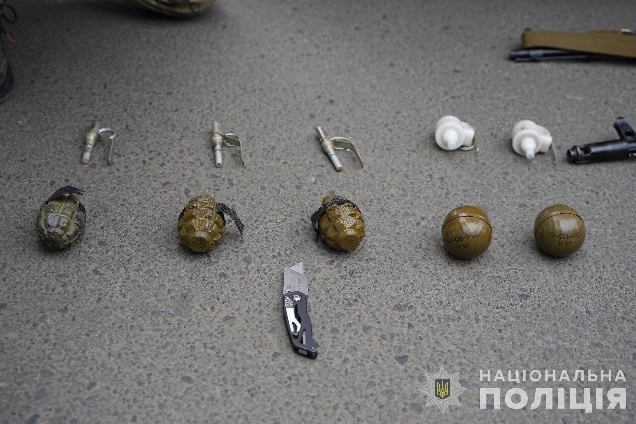 В Одессе мужчина торговал автоматами, гранатами и патронами