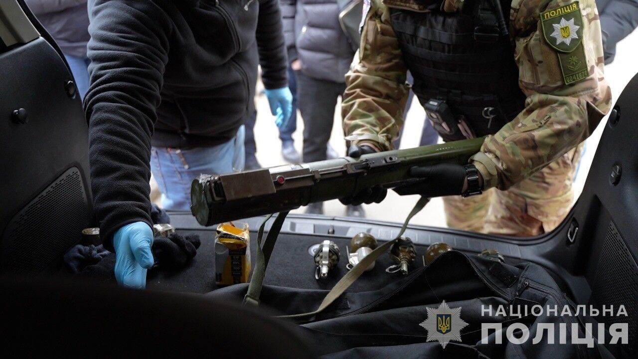 В Одессе мужчина торговал автоматами, гранатами и патронами