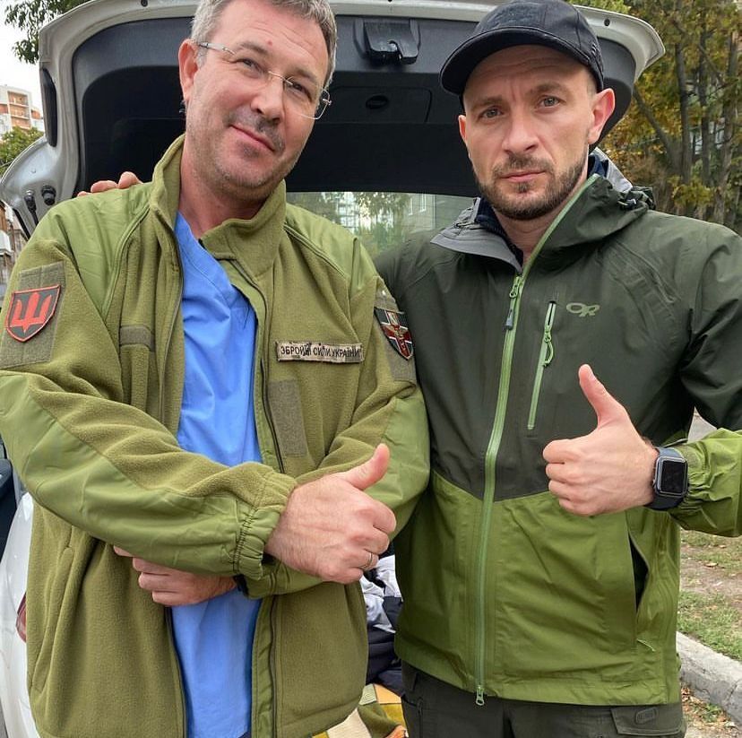 Дмитрий Гринвальд (слева на фото) и Сергей Усов (справа) во время передачи помощи военному госпиталю