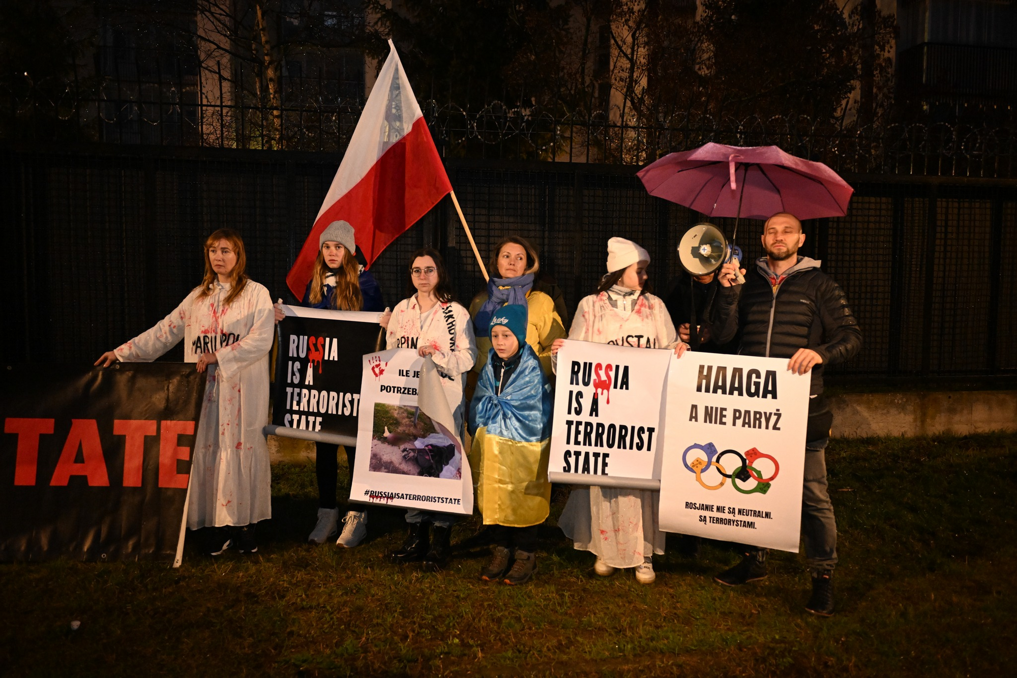 Польские и украинские активисты привезли 2 тонны навоза в ворота виллы российского посла