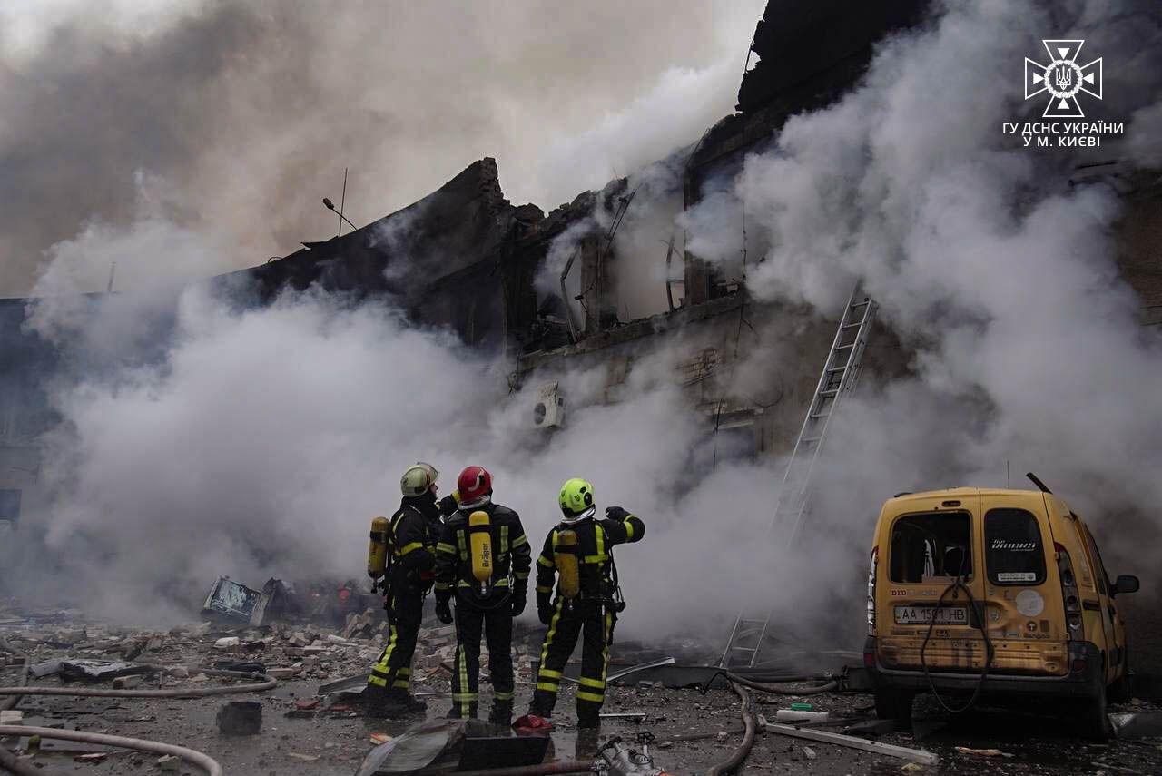 Атака на Киев: три человека погибли, часть остается под завалами (фото)