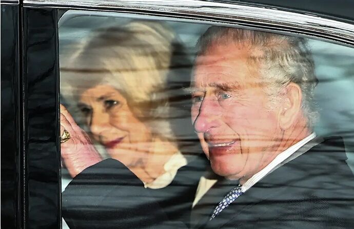 Король был в приподнятом настроении, улыбался и махал публике