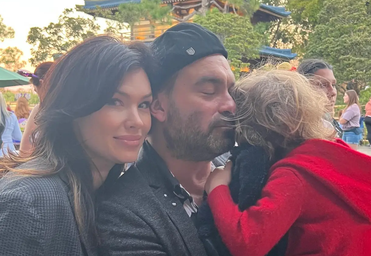 Зірка ''Теорії великого вибуху'' Джонні Галекі таємно одружився: пара вже виховує донечку