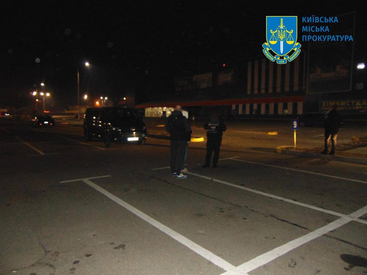 В Киеве двое мужчин избили владельца и пытались угнать авто с парковки, чтобы продать и убежать за границу