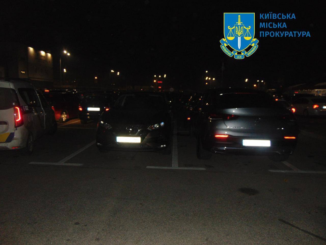 В Киеве двое мужчин избили владельца и пытались угнать авто с парковки, чтобы продать и убежать за границу