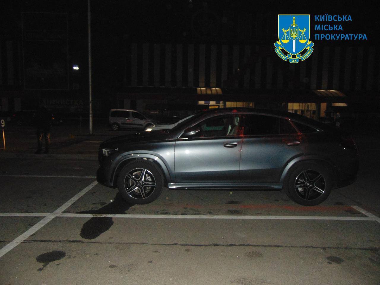 У Києві двоє чоловіків побили власника та намагались викрасти авто з парковки, аби продати і втекти за кордон