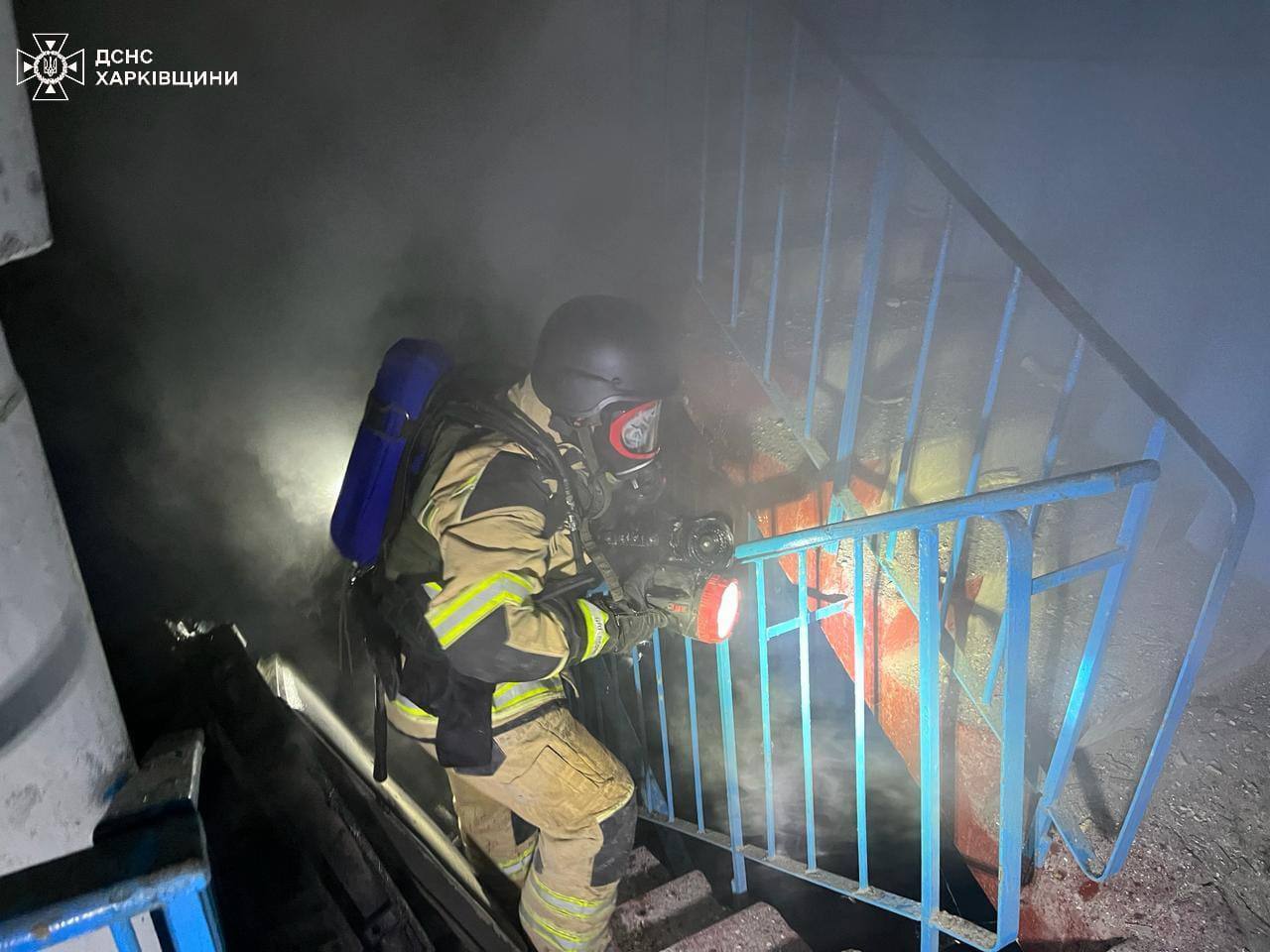 Российская армия сбросила авиабомбу на жилую многоэтажку Харьковской области