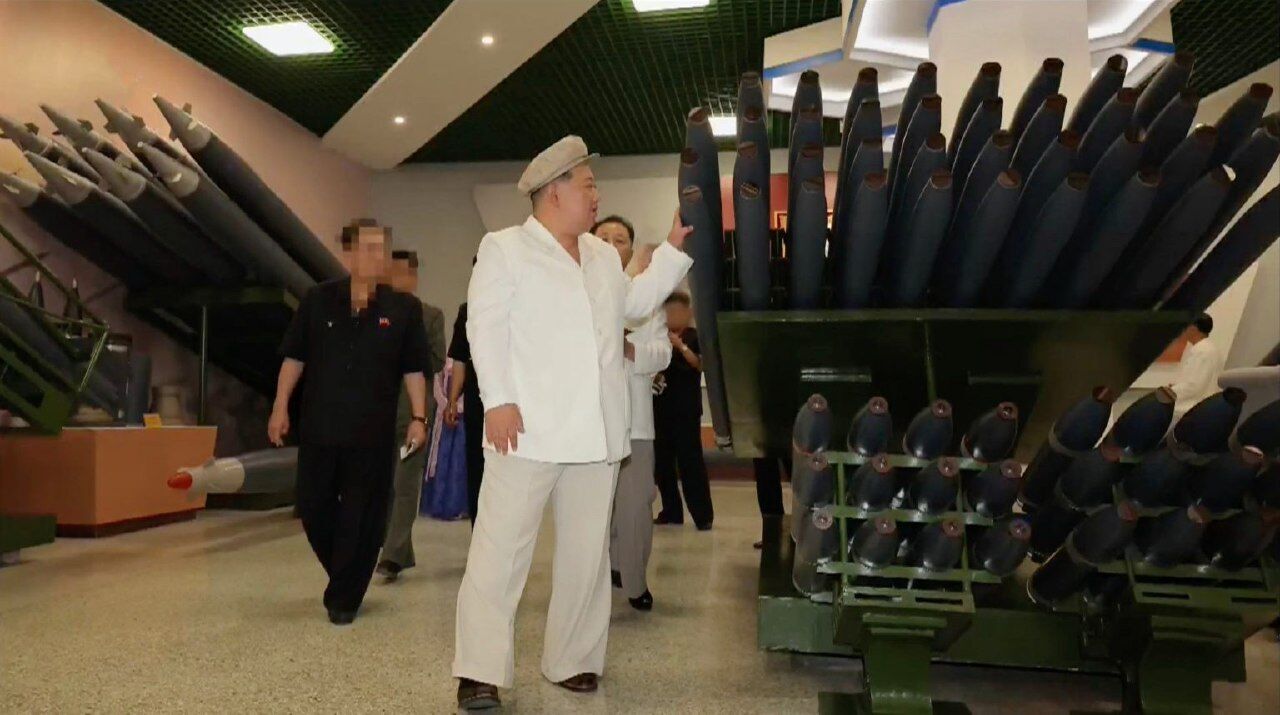 Лидер КНДР Ким Чен Ын на оборонном заводе. Август 2023. КНДР
