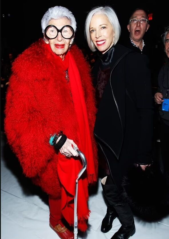 Ікона моди Айріс Апфель померла у віці 102 років у Флориді