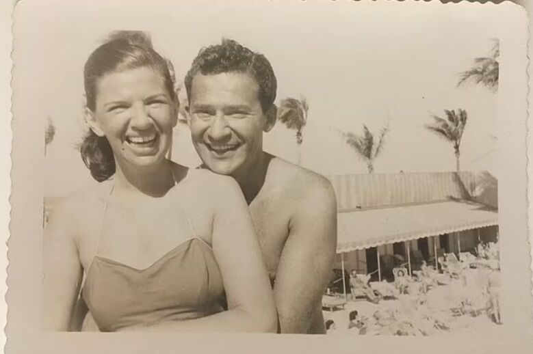 Ікона моди Айріс Апфель померла у віці 102 років у Флориді