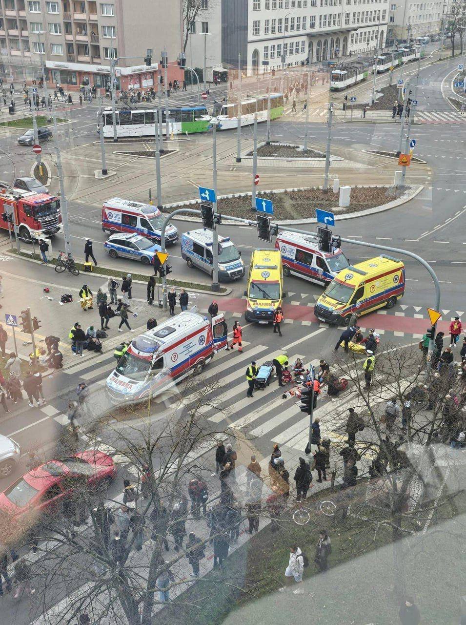 Авто врезалось в толпу в польском Щецине: 19 пострадавших