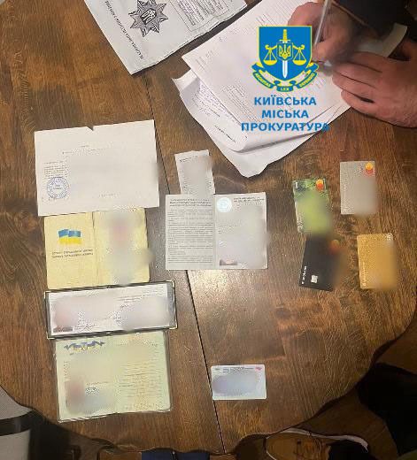 Шахраї під виглядом військових: у Києві затримали організаторів афери з гуманітарною допомогою
