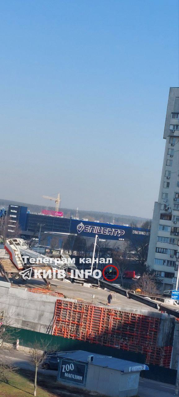 У Києві впав будівельний кран