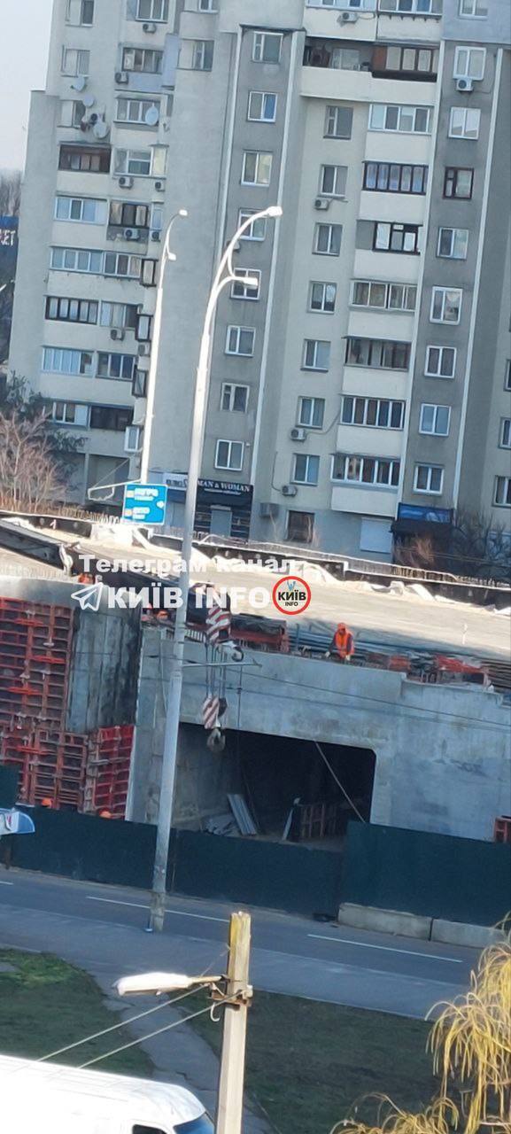 У Києві впав будівельний кран