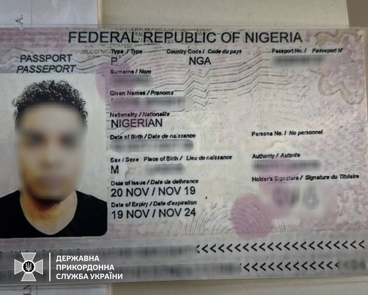 Киянин намагався виїхати за кордон, прикидаючись нігерійцем 