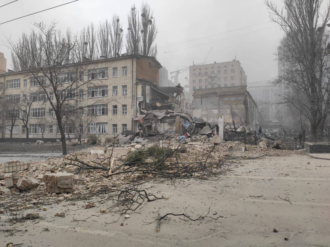 В Києві чути вибухи: на Печерську пошкоджено будинок