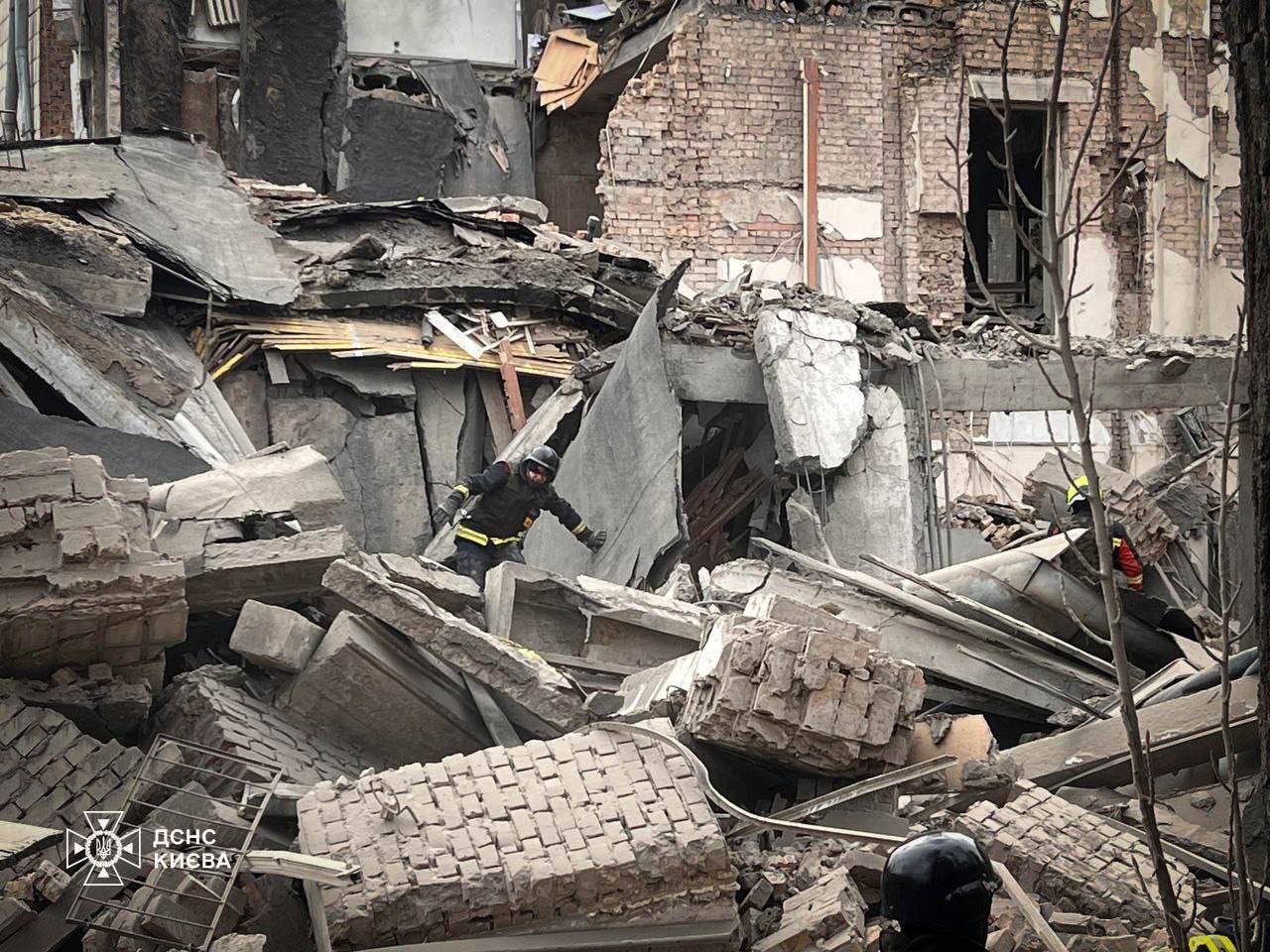 В Киеве проходит разбор завалов помещений Академии декоративно-прикладного искусства и дизайна (фото)