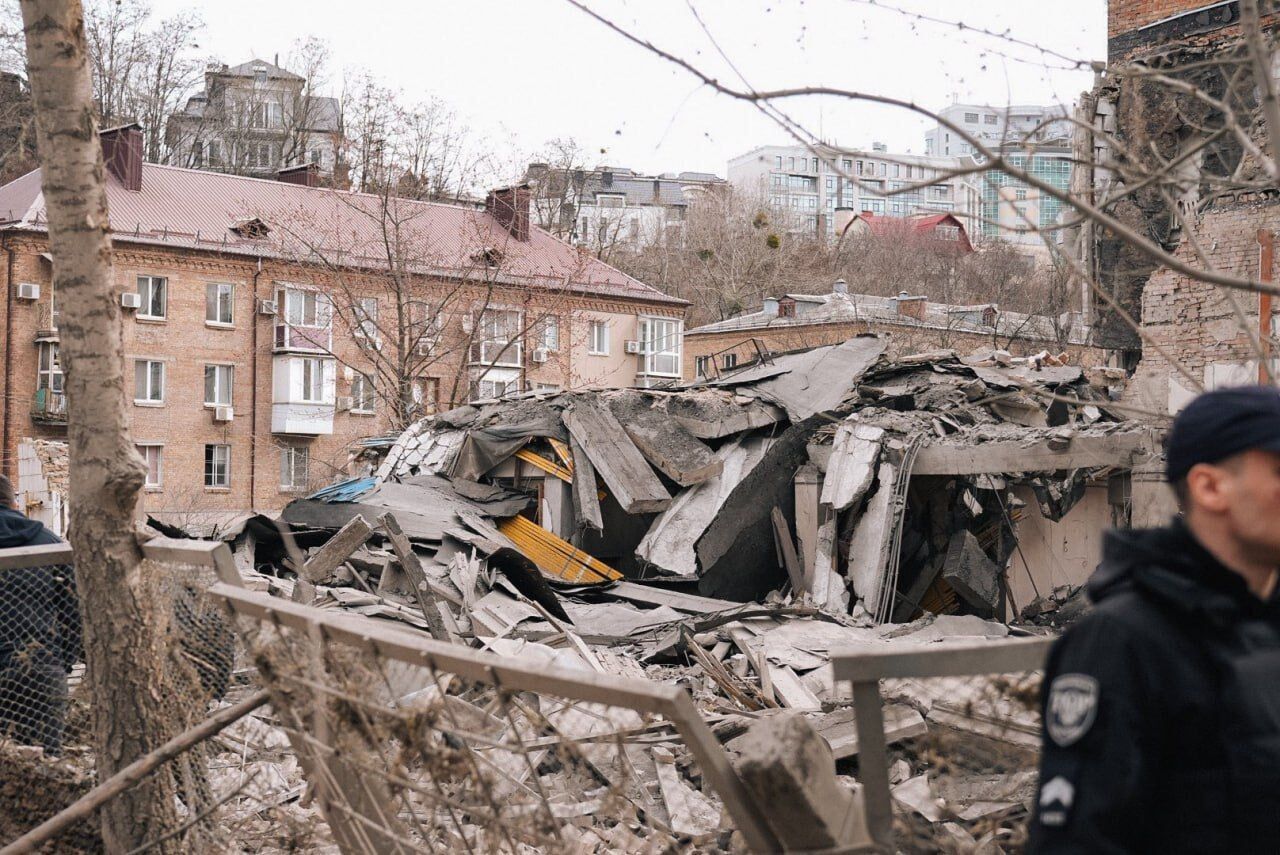 В Киеве проходит разбор завалов помещений Академии декоративно-прикладного искусства и дизайна (фото)