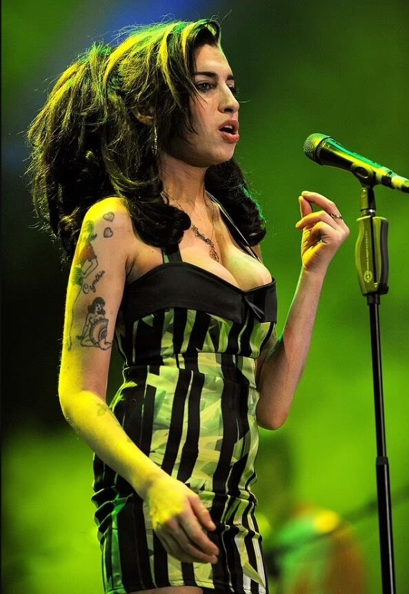 Отец Эми Уайнхаус воюет с ее лучшими друзьями за 3,3 миллиона фунтов стерлингов