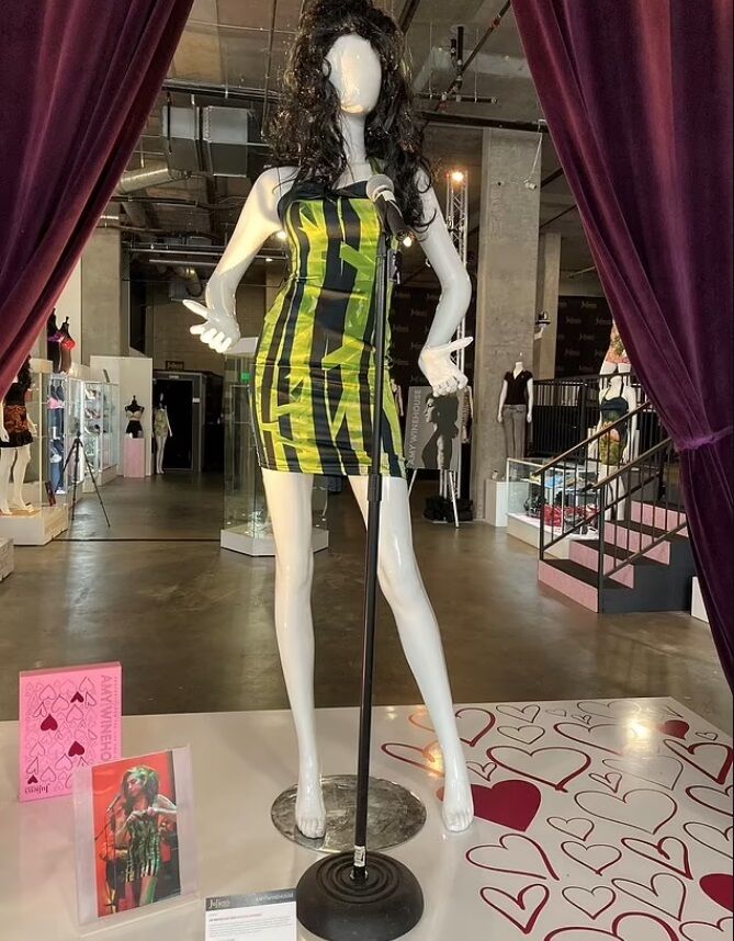 Отец Эми Уайнхаус воюет с ее лучшими друзьями за 3,3 миллиона фунтов стерлингов