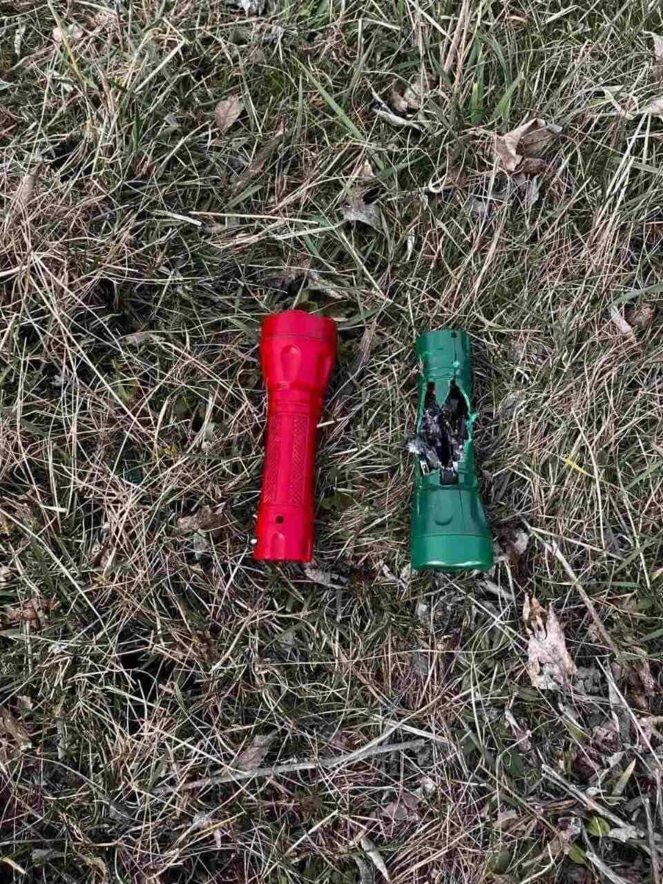Фонарики со взрывчаткой, фонарики, трава, взрывчатка