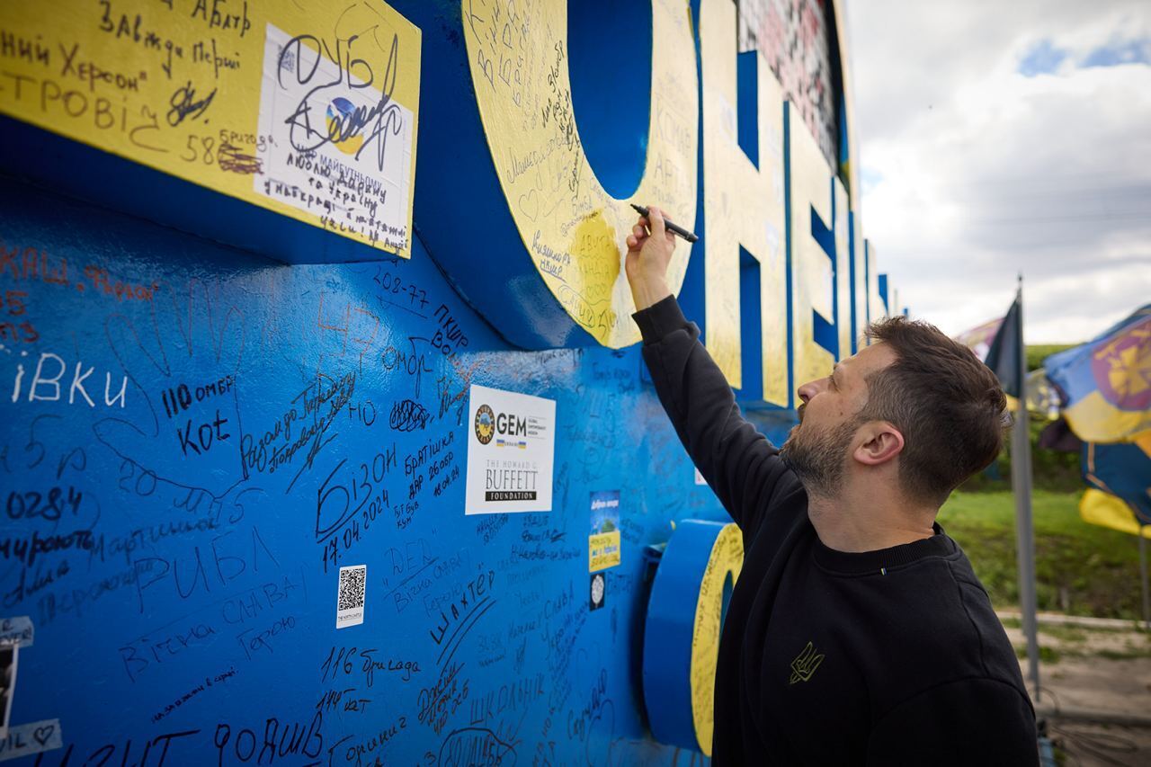 Володимир Зеленський відвідав Донеччину, та залишив свій підпис на стелі при вʼїзді в область (фото)