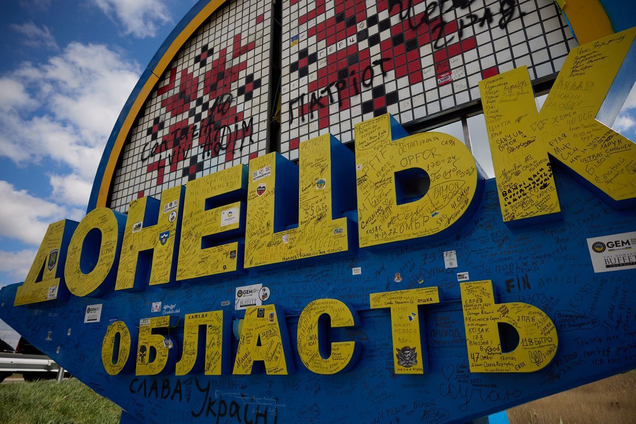 Володимир Зеленський відвідав Донеччину, та залишив свій підпис на стелі при вʼїзді в область (фото)