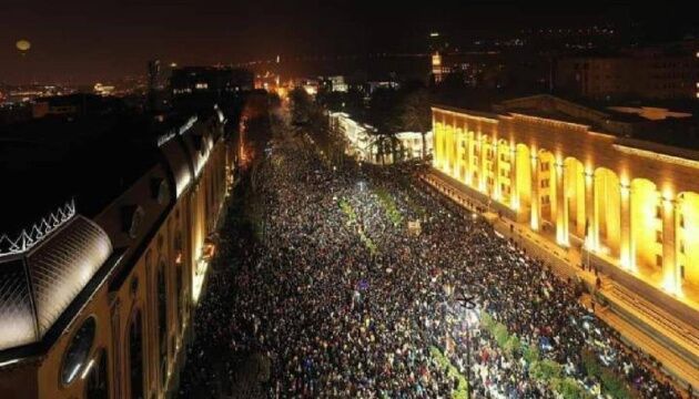 Столкновения на митинге в Тбилиси: протестующие требуют отказаться от законопроекта об ''иностранных агентах''