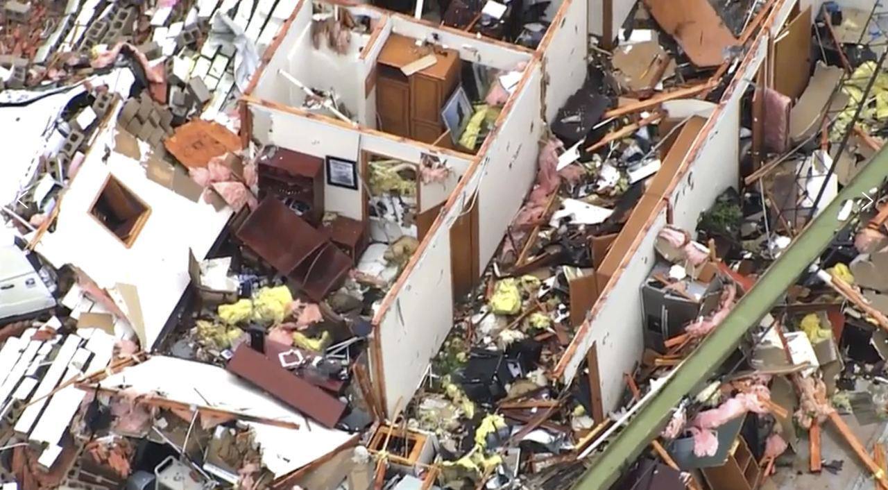 Разрушительный торнадо охватил сразу несколько штатов США: есть жертвы стихии (фото)