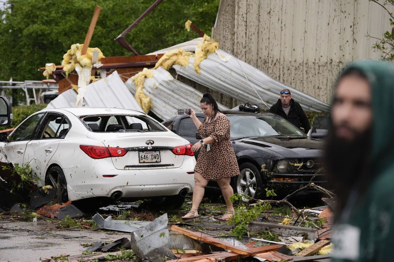  Руйнівний торнадо охопив одразу кілька штатів США: є жертви стихії (фото)