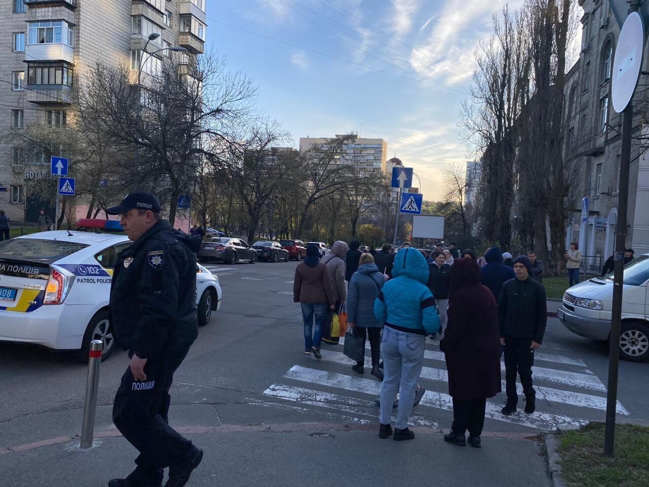  У центрі Києва мешканці будинку перекрили дорогу через відсутність електроенергії (фото)