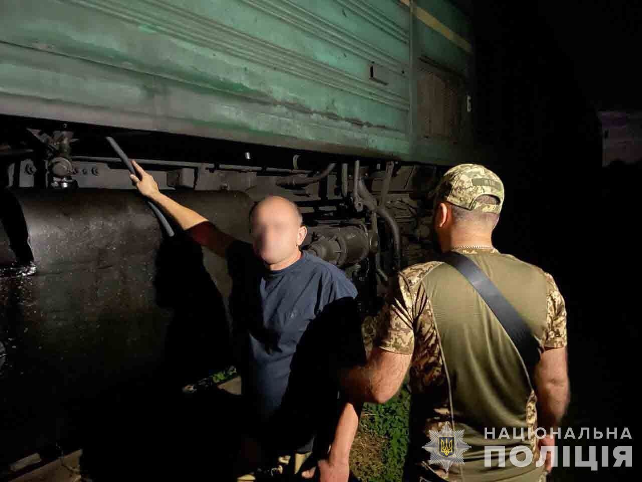 Сын работника ''Укрзализныци'' сливал горючее из локомотивов