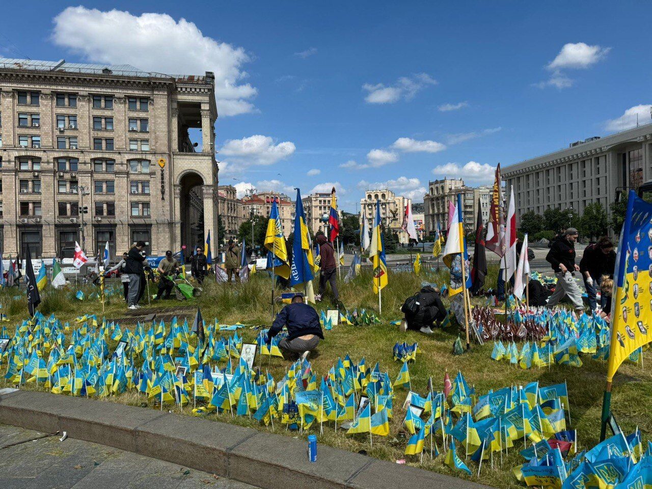В Киеве прошла акция по облагорожению мемориала на Майдане Незалежности