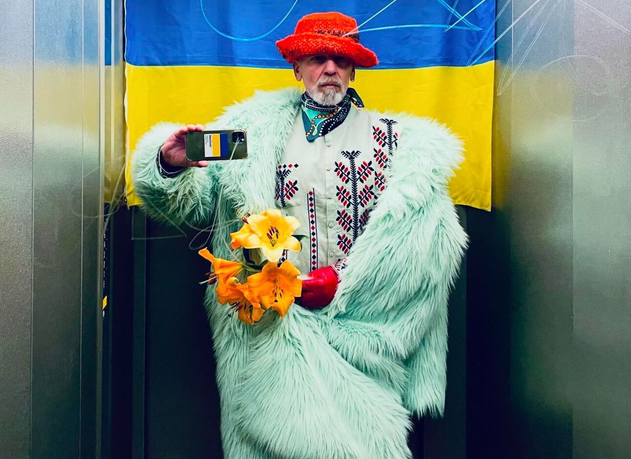 Почувствовал привкус боли: дизайнер Франк Уайлд, известный сине-желтыми лифтолуками, о визите в Киев