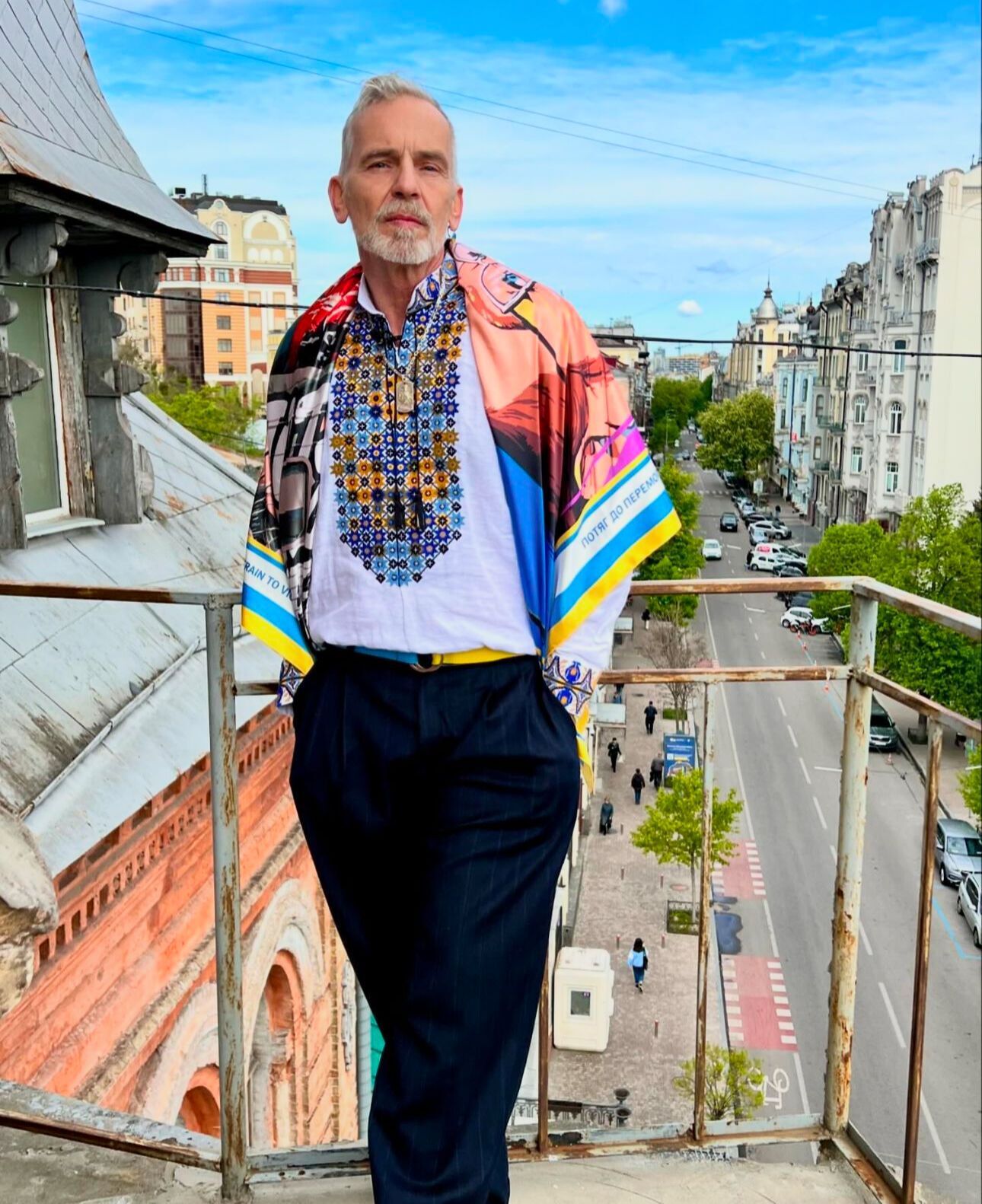 Почувствовал привкус боли: дизайнер Франк Уайлд, известный сине-желтыми лифтолуками, о визите в Киев