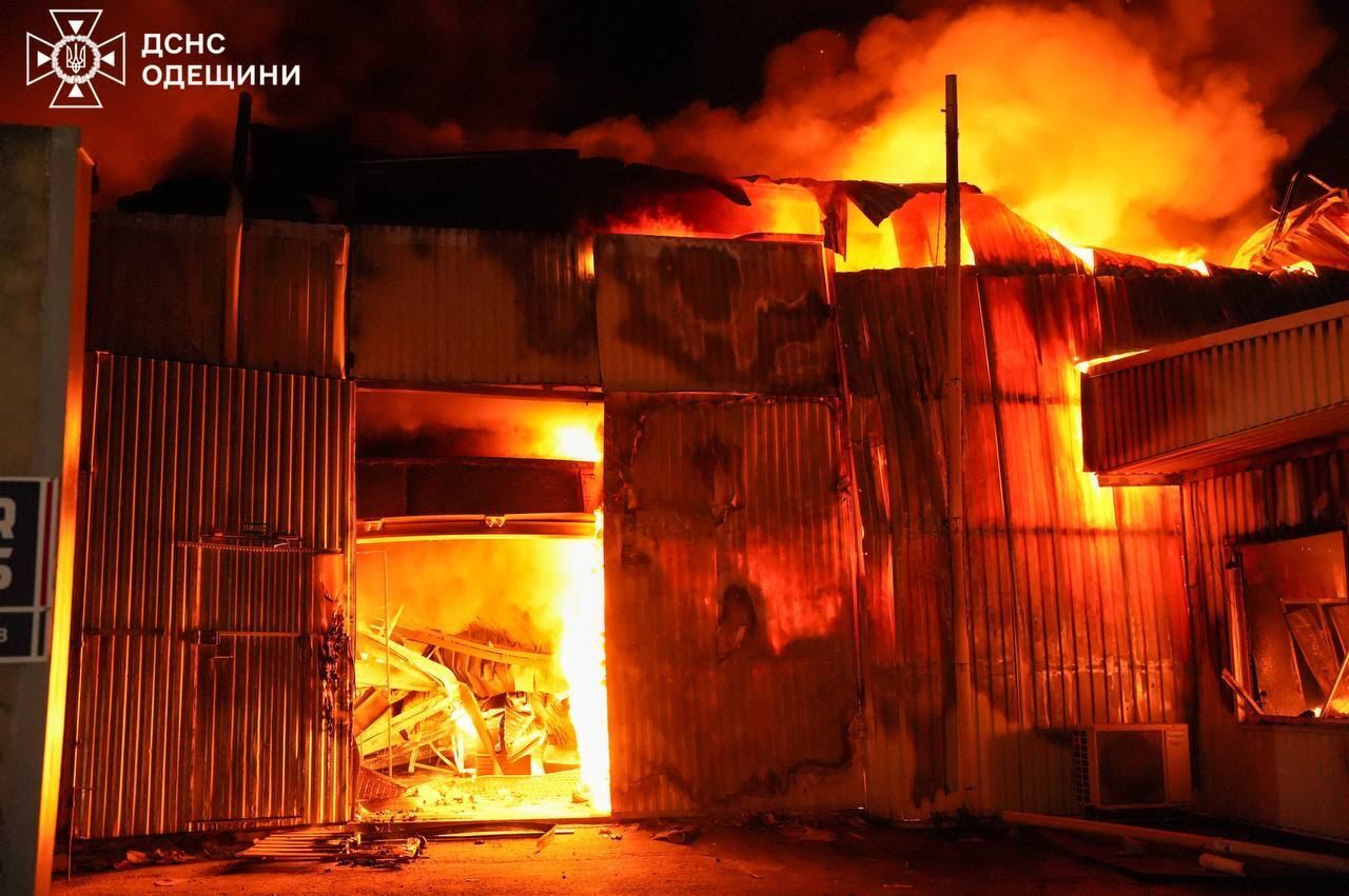 Оккупанты ударили по Одессе: пострадали склады ''Новой почты'' и сортировочное депо (фото)