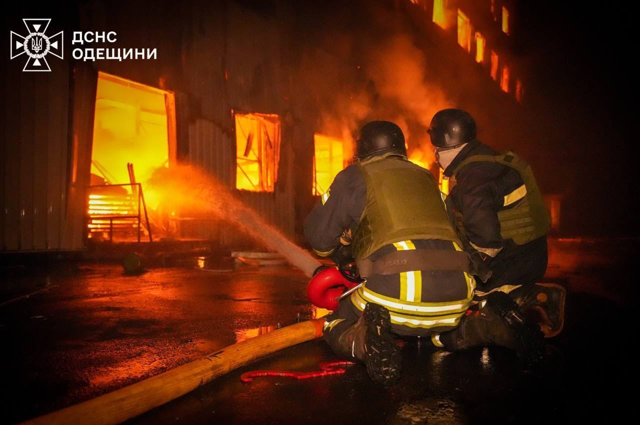 Окупанти вдарили по Одесі: постраждали склади ''Нової пошти'' та сортувальне депо (фото)