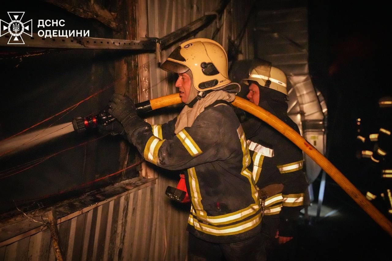 Окупанти вдарили по Одесі: постраждали склади ''Нової пошти'' та сортувальне депо (фото)