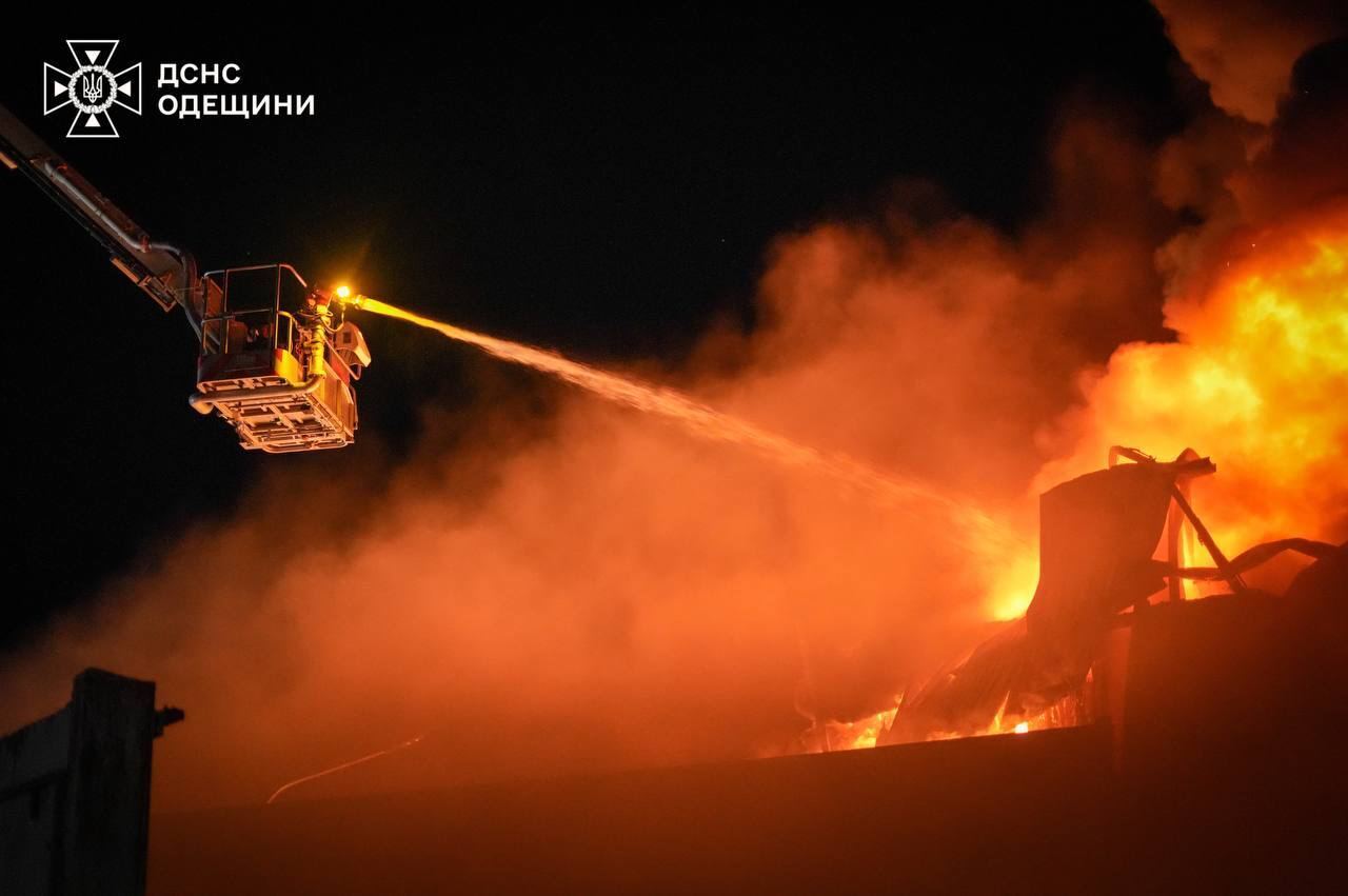 Окупанти вдарили по Одесі: постраждали склади ''Нової пошти'' та сортувальне депо (фото)