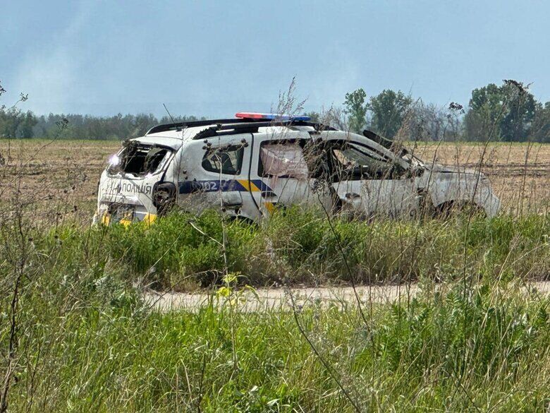 Ворожий FPV-дрон атакував поліцейське авто під час евакуації людей із Вовчанська (фото)