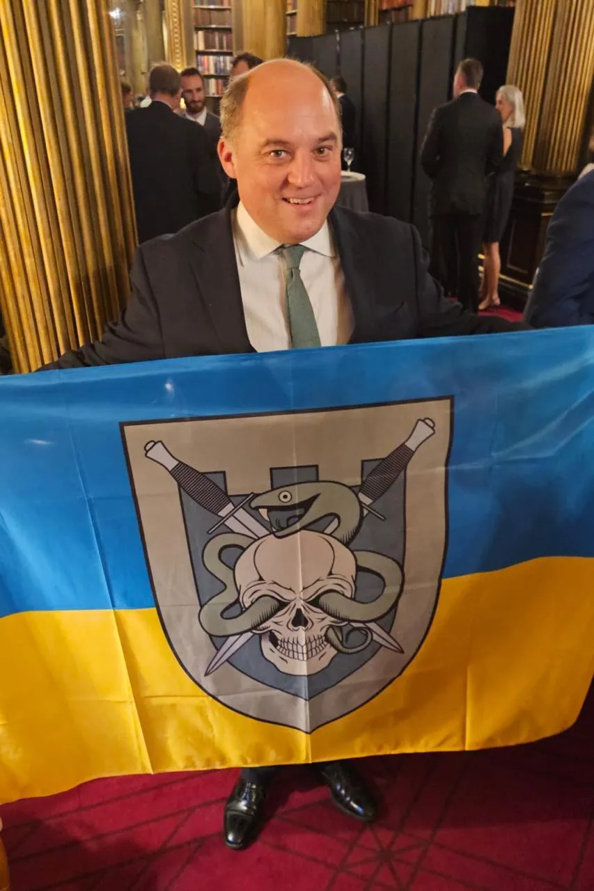 Ексміністр оборони Британії Бен Воллес з українським прапором