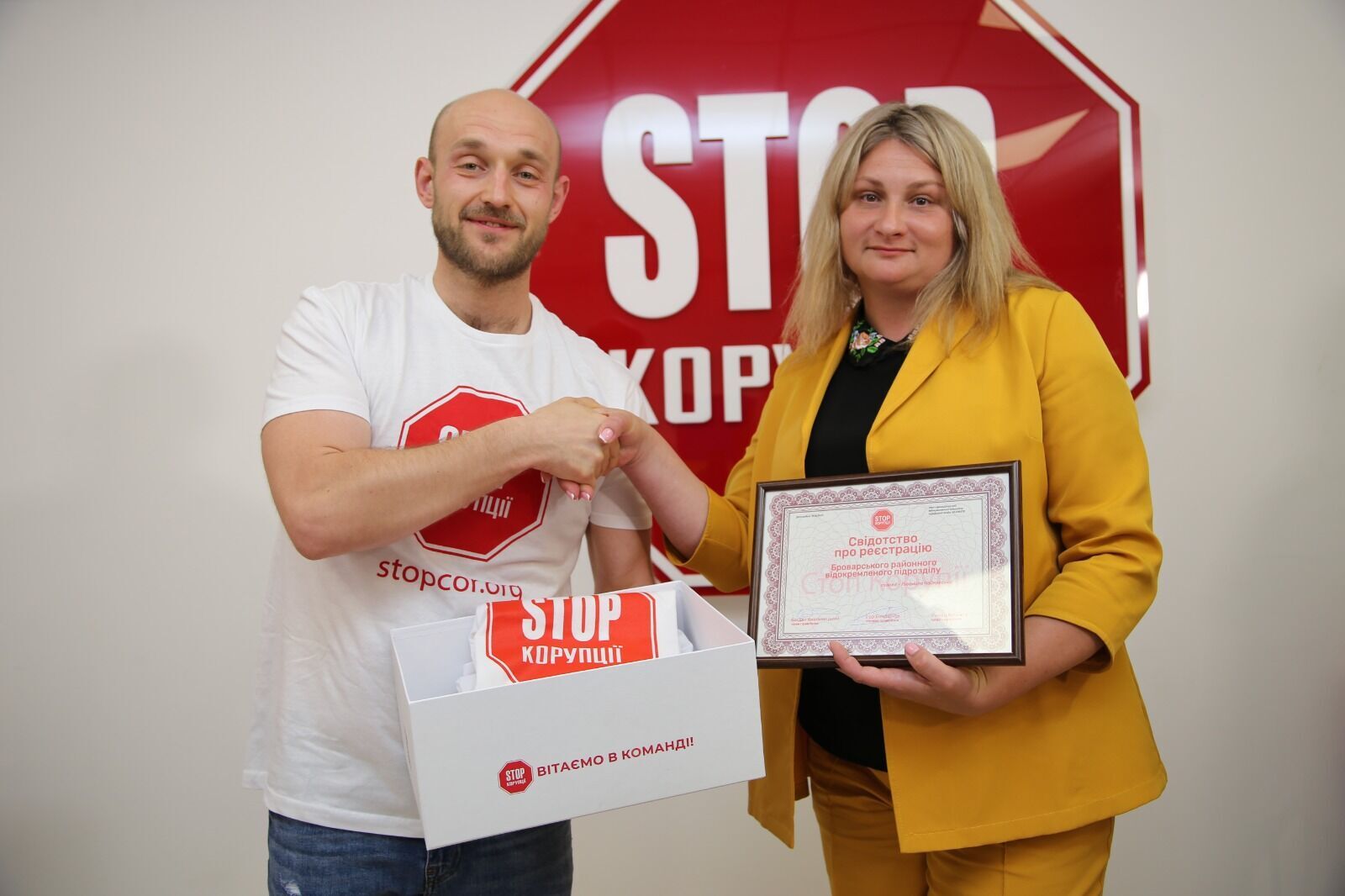 Игорь Бондарчук передал Людмиле Чайковской из Броваров свидетельство о регистрации ячейки