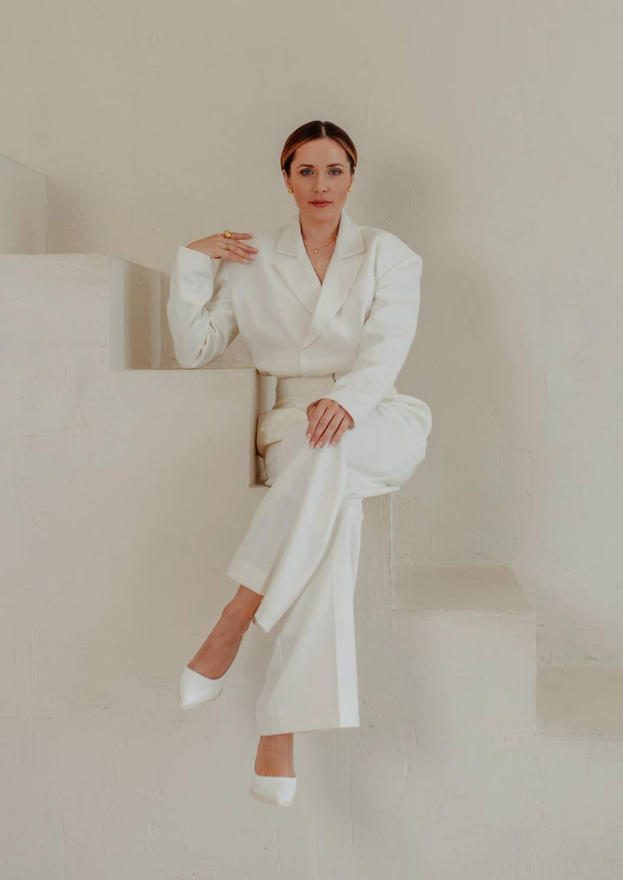 Наталка Денисенко в білому костюмі