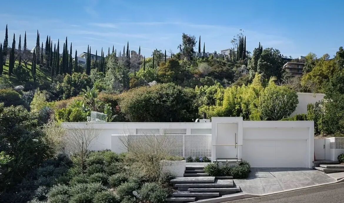 Великий будинок Меттью Перрі, який актор придбав за 4 місяці до смерті, знову виставили на продаж