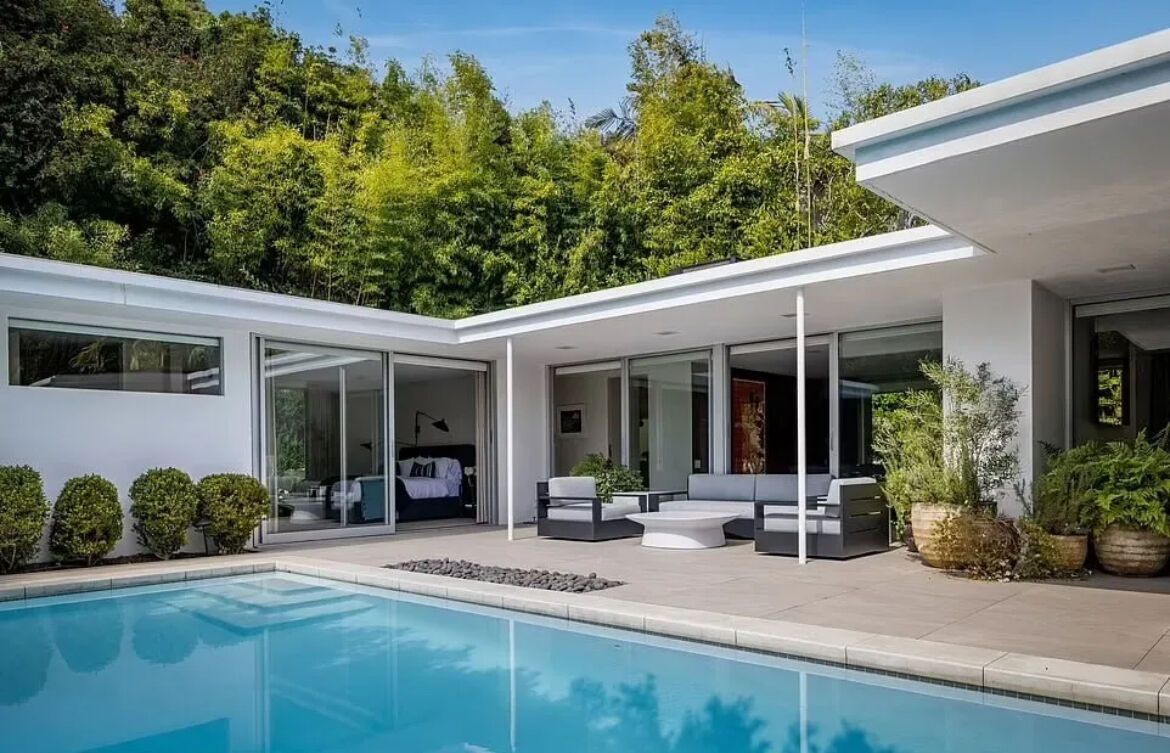 Великий будинок Меттью Перрі, який актор придбав за 4 місяці до смерті, знову виставили на продаж