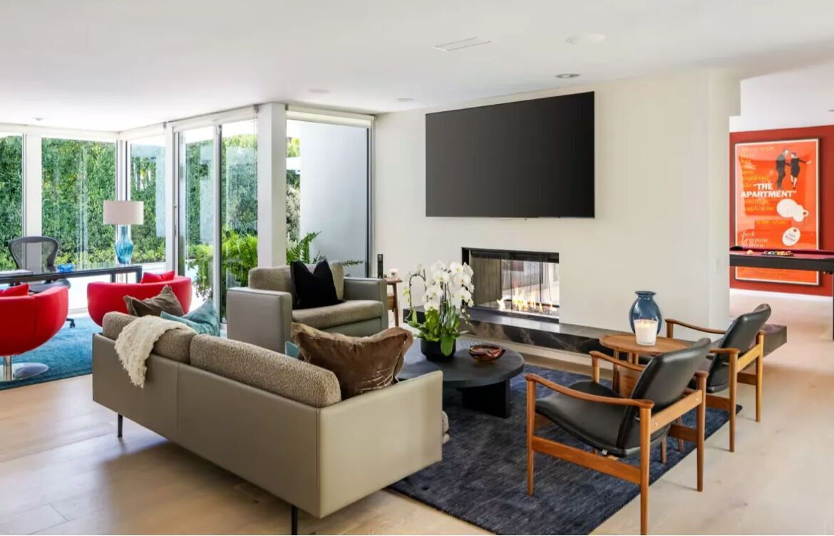 Великий будинок Меттью Перрі, який актор придбав за 4 місяці до смерті, знову виставили на продаж